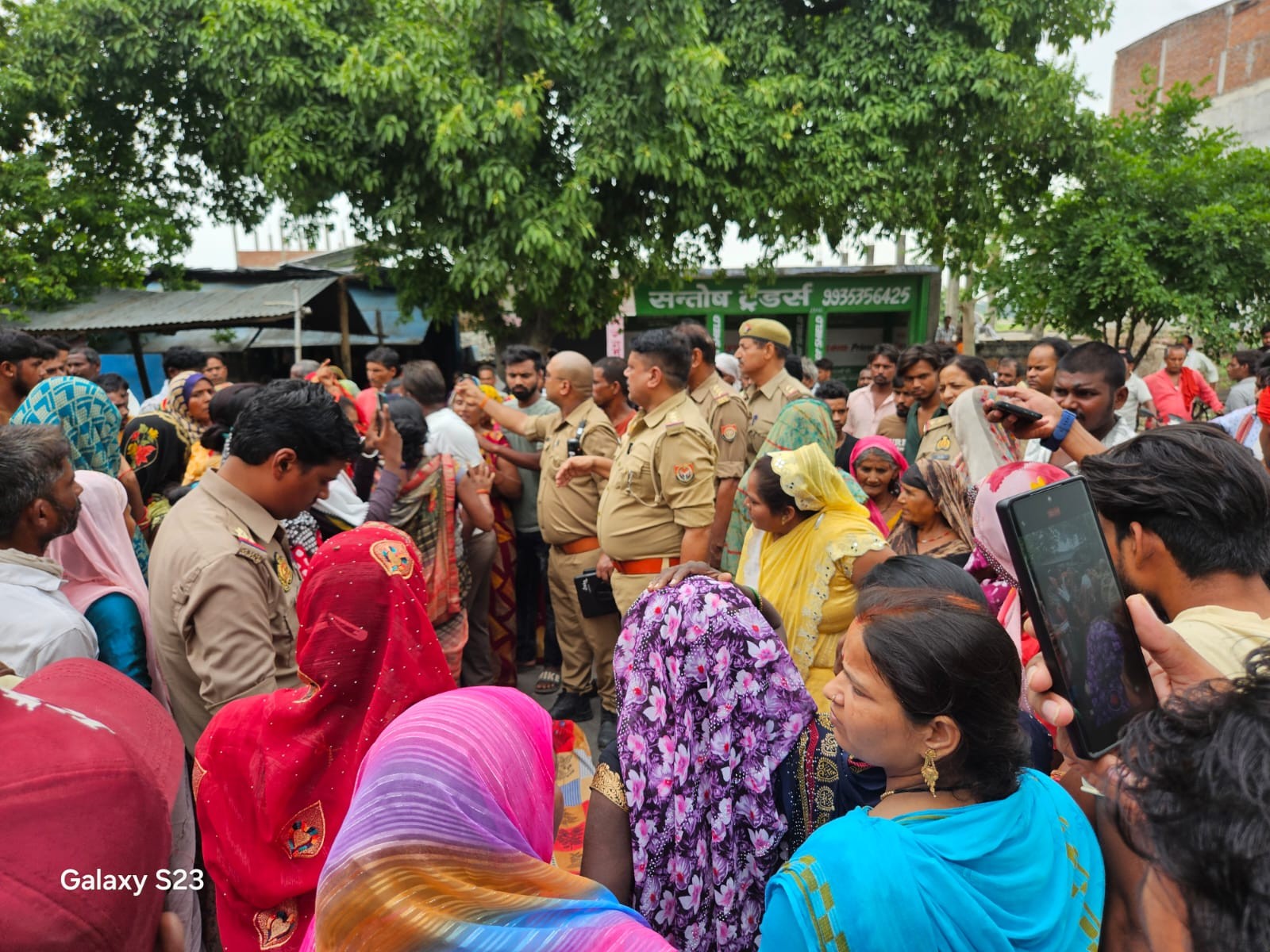पुलिस अधिकारी मौके पर पहुंचकर लोगों को समझाने का प्रयास कर रहे हैं।