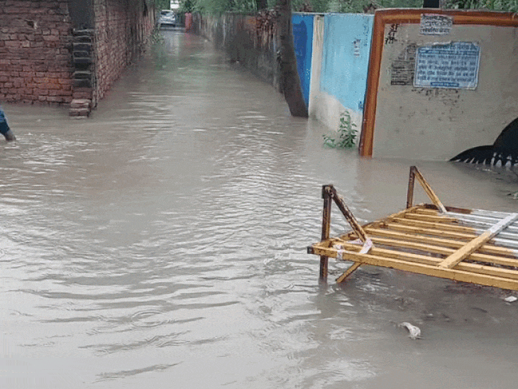शहर के विभिन्न हिस्सों से जलभराव की तस्वीरें, वीडियो भी सोशल मीडिया पर वायरल होते रहे।