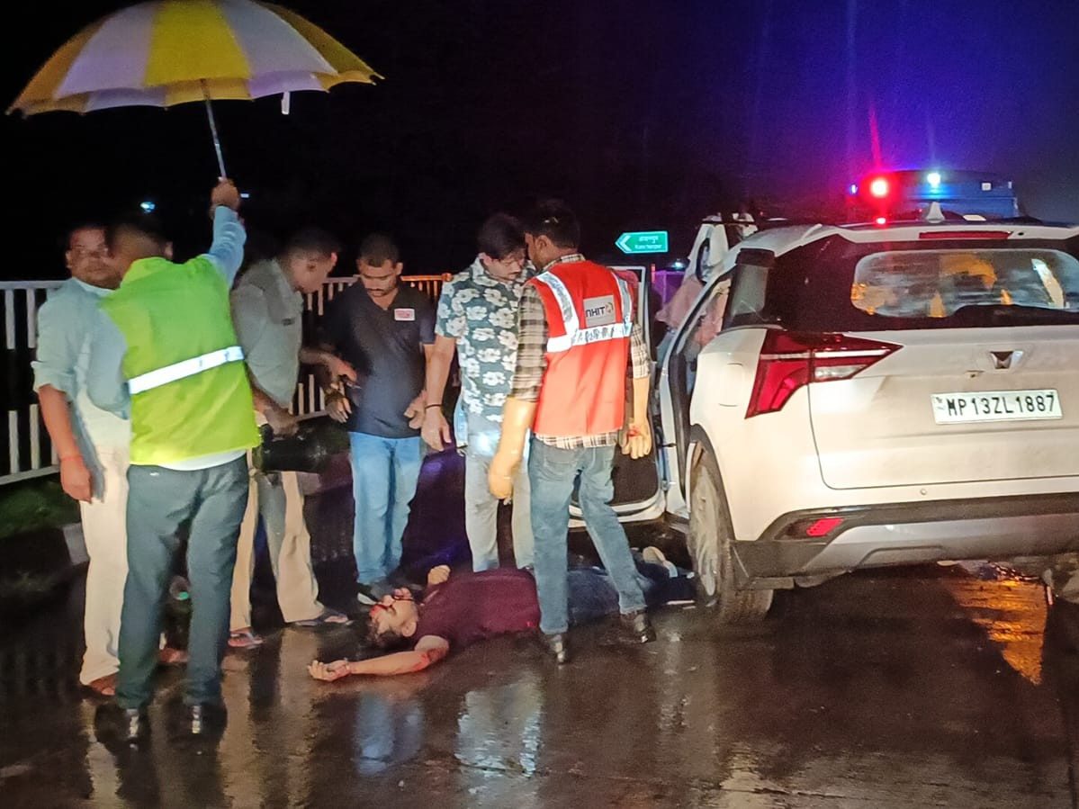 एक युवक को इलाज के लिए अस्पताल भेजा गया