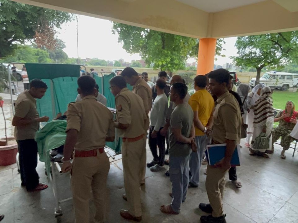 शव की जांच पड़ताल करती पुलिस।