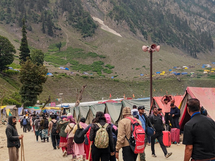 6 जुलाई को श्रद्धालु बालटाल मार्ग से पवित्र अमरनाथ गुफा की ओर रवाना हुए।