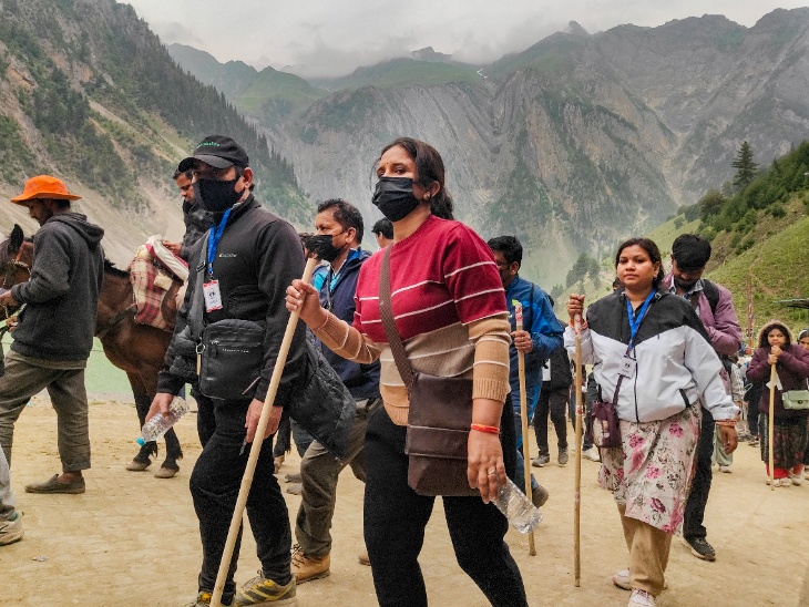 जम्मू-कश्मीर के गांदरबल जिले में चल रही अमरनाथ यात्रा के दौरान श्रद्धालु बालटाल मार्ग से पवित्र अमरनाथ गुफा की ओर रवाना हुए।