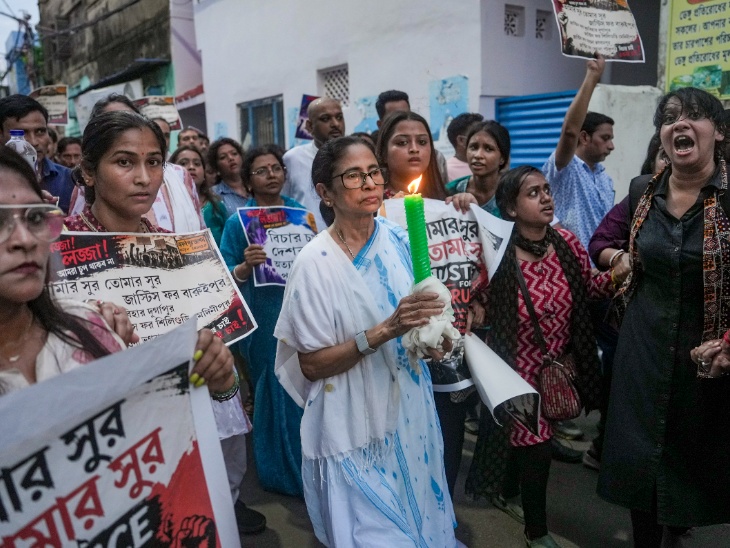 बंगाल की पूर्व मुख्यमंत्री और TMC प्रमुख ममता बनर्जी ने समर्थकों के साथ कोलकाता में कैंडल मार्च निकाला।