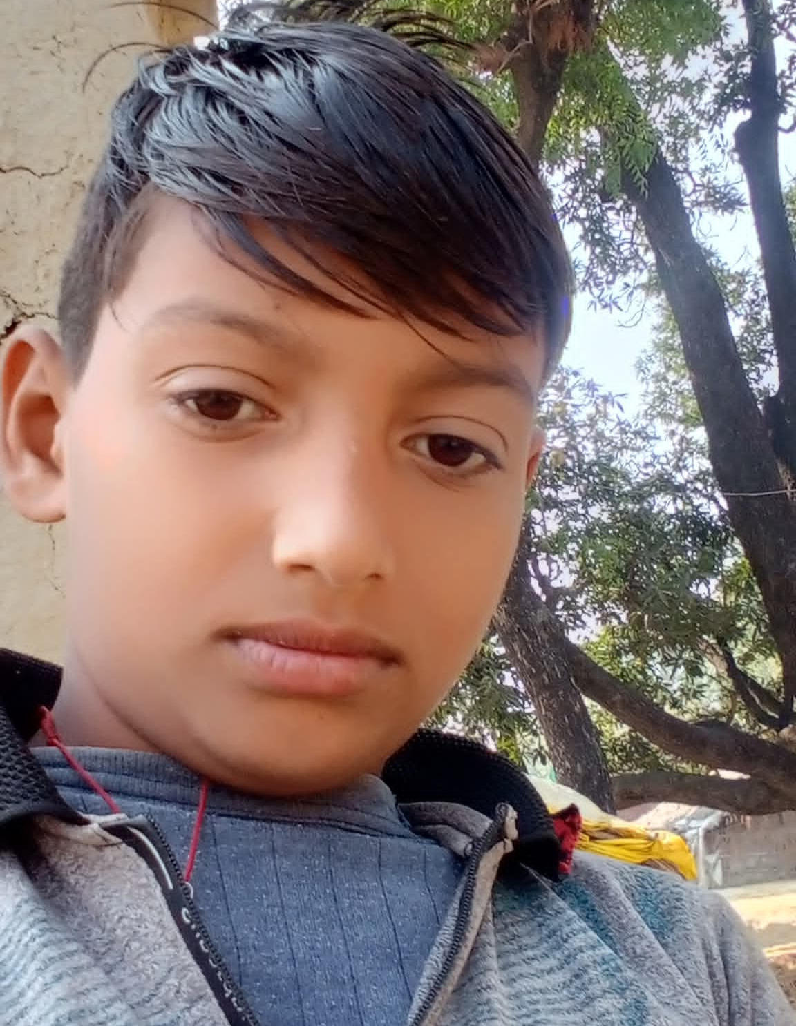 ये तस्वीर राज यादव की है। मंगलवार सुबह हाईटेंशन लाइन की चपेट में आकर बच्चे की मौत हो गई।