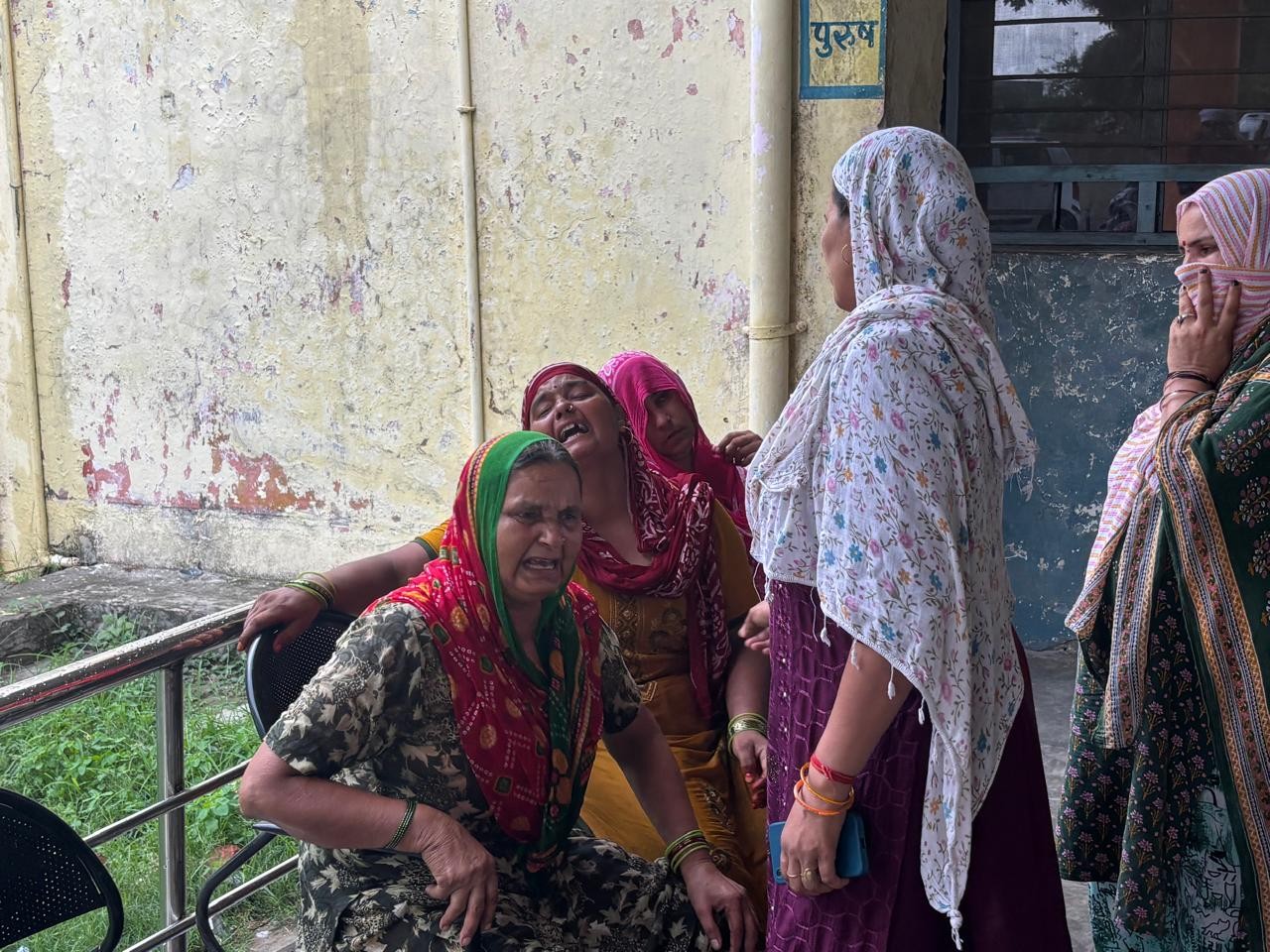 हादसे की खबर मिलने के बाद सीएचसी पहुंचे परिजन।