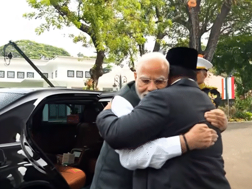 इंडोनेशिया के राष्ट्रपति प्रबोवो सुबियांतो ने जकार्ता के राष्ट्रपति भवन में प्रधानमंत्री नरेंद्र मोदी का स्वागत किया।