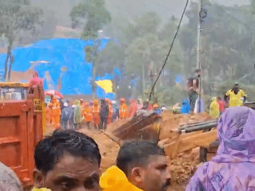 घटनास्थल से मलबा हटाने के लिए कई जेसीबी लगाई गई हैं।
