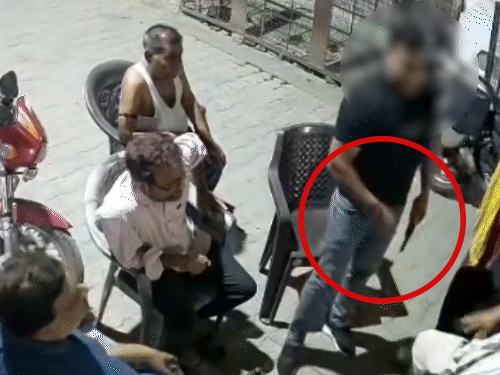 यह तस्वीर 27 जून की है। जब लड़की के पिता आरोपी के घर पहुंचे और बोले- ऐसा हुआ तो खोपड़ी खोल दूंगा।