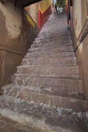 मंगलवार सुबह बारिश के चलते वाराणसी में सीढ़ियों से झरने की तरह पानी बहा। पर्यटकों ने वहां खड़े होकर रील बनाई।