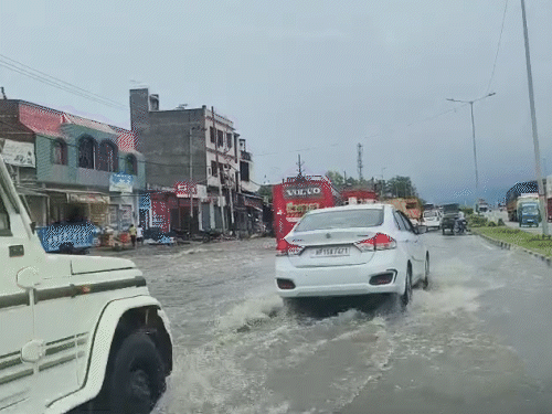 अमरोहा में एक घंटे की बारिश से दिल्ली-लखनऊ हाईवे पर पानी भर गया।