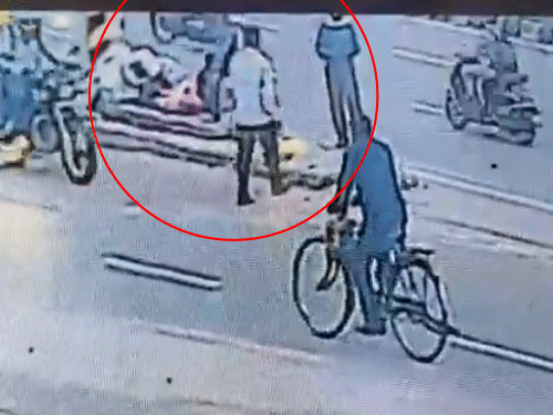 तस्वीर मंगलवार सुबह की है, जब बेकाबू ट्रेलर ने परिवार को रौंद दिया।