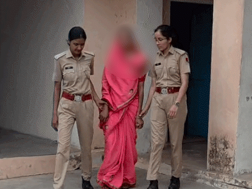 पुलिस ने आरोपी महिला को गिरफ्तार किया।