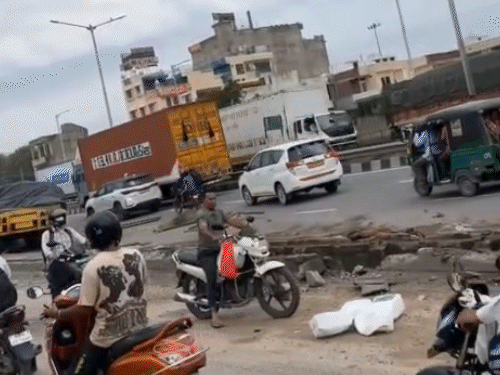 एक्सीडेंट के बाद 200 फीट बाइपास से गुजरते वाहन और एक तरफ बिखरे पड़े शव।