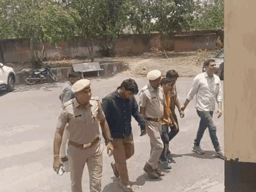 पुलिस ने संतोष और विशाल को फरीदाबाद और आयुष को दौसा से पकड़ा था।