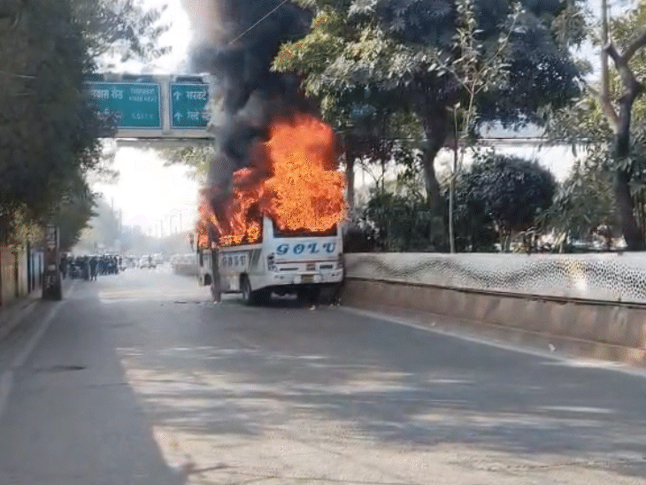 बाइक में टक्कर लगने के बाद गुस्साए लोगों ने बस में आग लगा दी
