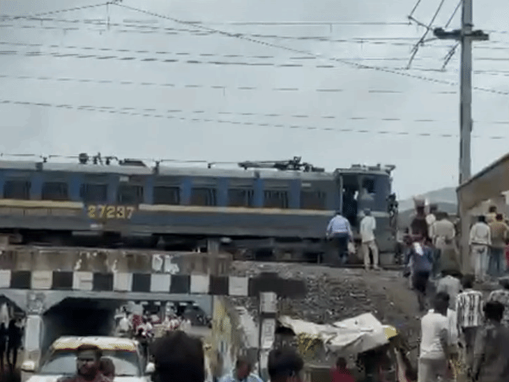 लोको पायलट समोसे लेकर इंजन में चढ़ता है।