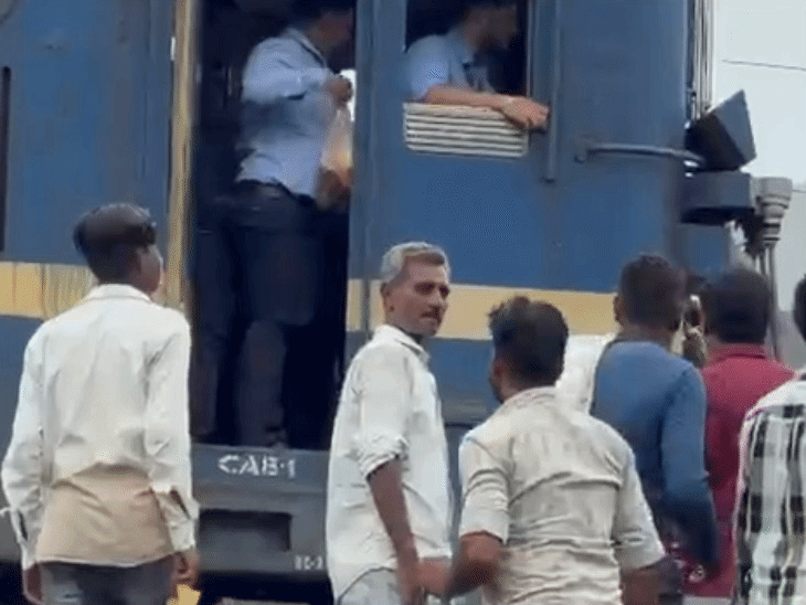 लोको पायलट के केबिन में आने के बाद उसका साथी गाड़ी आगे बढ़ाता है।