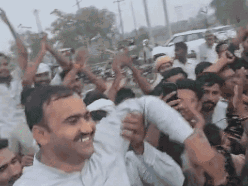 सोमेश शर्मा की ये तस्वीर 21 जून की है। हांसी में अनशन खत्म होने के बाद ग्रामीणों ने सोमेश कुमार को कंधे पर उठा लिया था। पुलिस ने अब उन्हें अरेस्ट कर लिया है। - Dainik Bhaskar