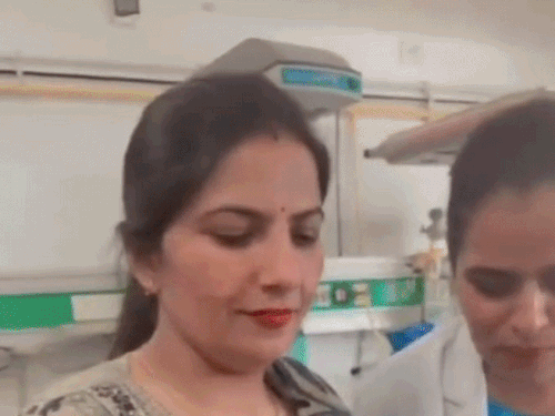 बहादुरगढ़ सरकारी अस्प्ताल के SNCU वार्ड में पार्टी करते डॉक्टर और नर्स। - Dainik Bhaskar
