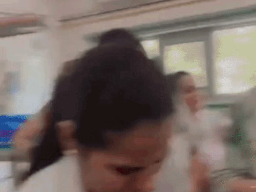 इसमें लास्ट में एसएनसीयू के इंचार्ज डॉ. अभिभूषण कुर्सी पर बैठकर पिज्जा खाते दिख रहे हैं।