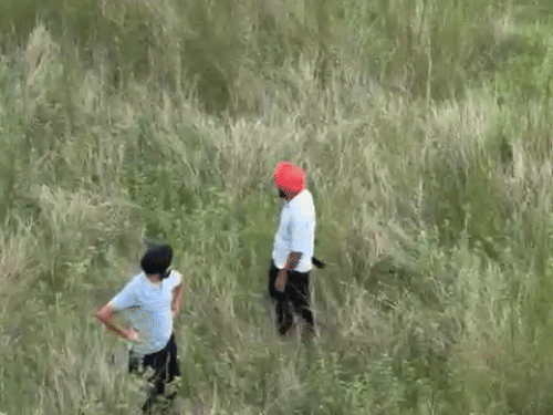 युवक ने वीडियो में कहा कि कुछ लोग बंदूकें लेकर खड़े हैं।