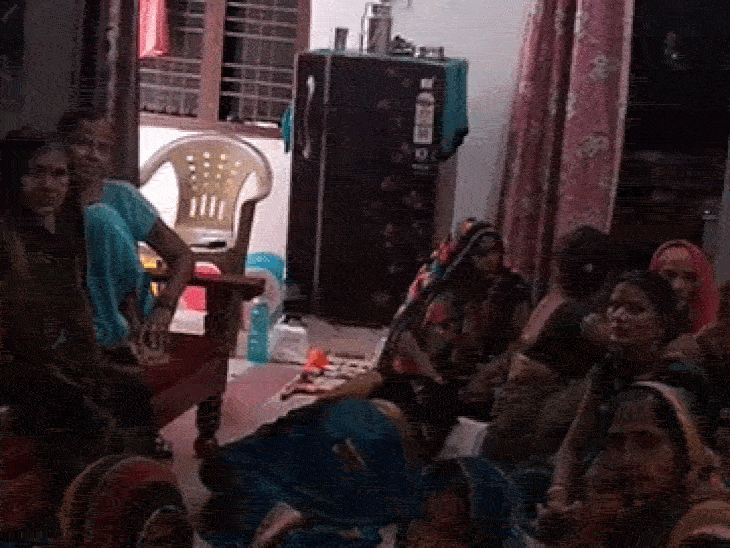 प्रयागराज में अंशुमन का घर मातम में डूबा हुआ है. रिश्तेदारों का आना-जाना लगा रहता है.
