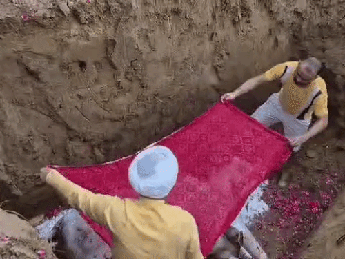 नंदिनी को अंतिम विदाई देते मंजीत और उनके परिवार के सदस्य।