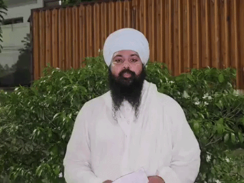 निहंग मनप्रीत सिंह खालसा जानकारी देते हुए।
