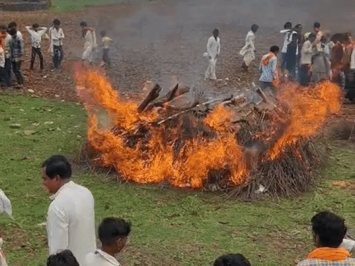 पिता-पुत्र और दो चचेरे भाइयों का एक ही चिता पर अंतिम संस्कार किया गया।