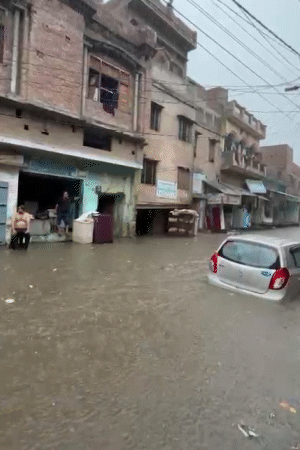 उत्तर प्रदेश के शामली में सड़क पर पानी नदियों की तरह बहने लगा। कई गाड़ियां बह गईं।