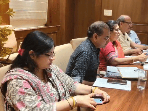 अस्पताल में आधुनिक सुविधाओं के बारे में बताते हुए डॉ. प्रवीन कटियार।