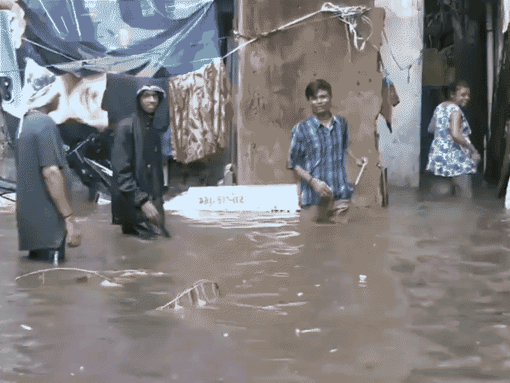 गुजरात के सूरत में भारी बारिश के बाद घरों में पानी भर गया।