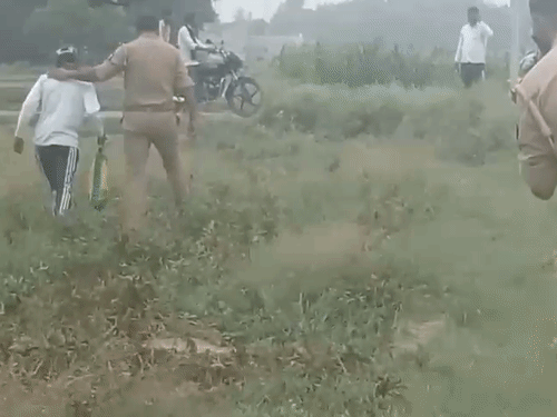 कोचिंग संचालक टावर से उतरा तो पुलिस उसे अपने साथ थाना ले गई।