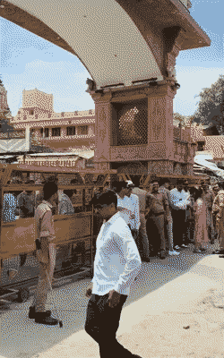 पुलिस ने प्रदर्शनकारियों को बेरीकेड लगाकर रोक दिया।