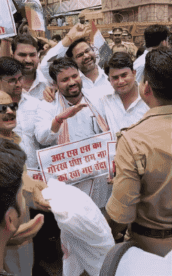 कांग्रेसियों ने राम मंदिर में चढ़ावा चोरी के विरोध में प्रदर्शन किया।