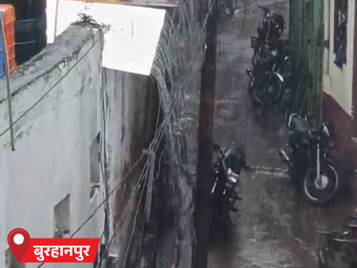 यहां सुबह 6:30 बजे से रुक-रुक कर बारिश हो रही है। लगातार बदलते मौसम से तापमान में गिरावट आई है और लोगों को गर्मी व उमस से राहत मिली है।
