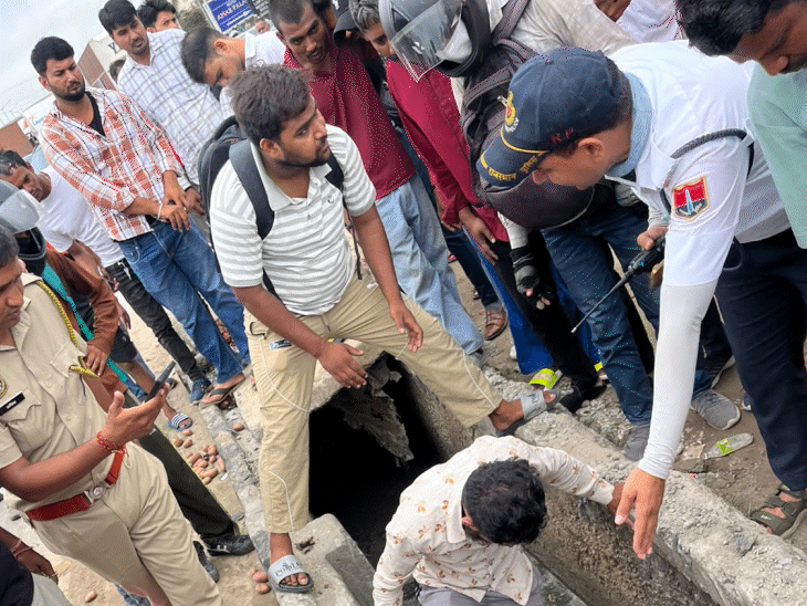 हादसे के बाद पुलिस और स्थानीय लोगों ने मृतकों और घायलों को नाले से निकाला।