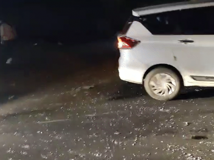 बस की खिड़कियां टूटने के बाद सड़क पर टुकड़े बिखरे नजर आए