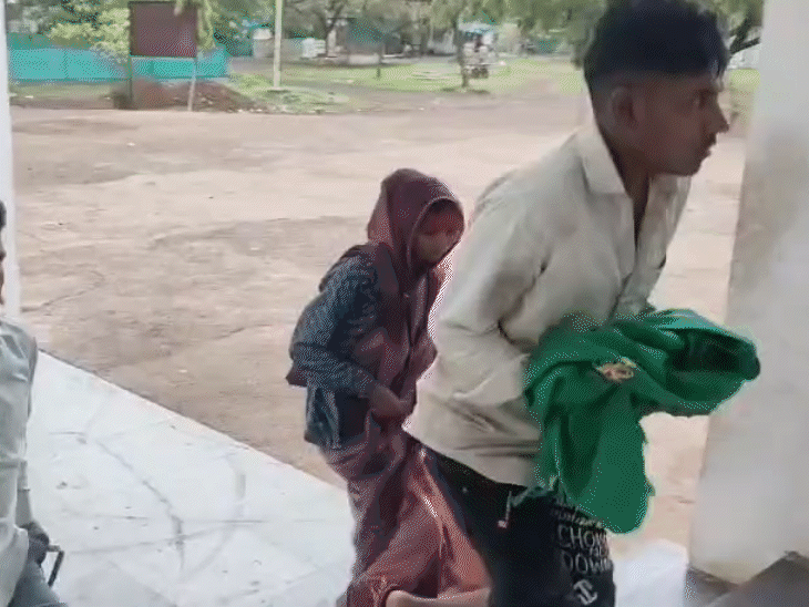 माता-पिता बच्चे को अस्पताल ले गए, जहां उसकी मौत की पुष्टि हुई