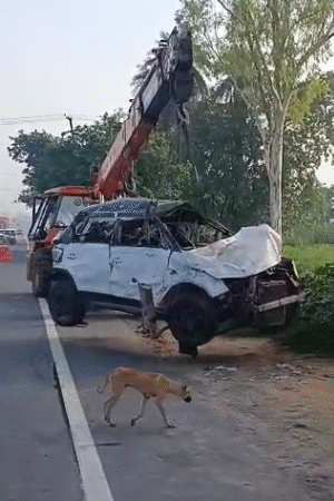 फ्लाईओवर पर हादसे के बाद ब्रेजा कार पुरी तरह से क्षतिग्रस्त हो गई। कार को क्रेन की मदद से बाहर निकाला गया।