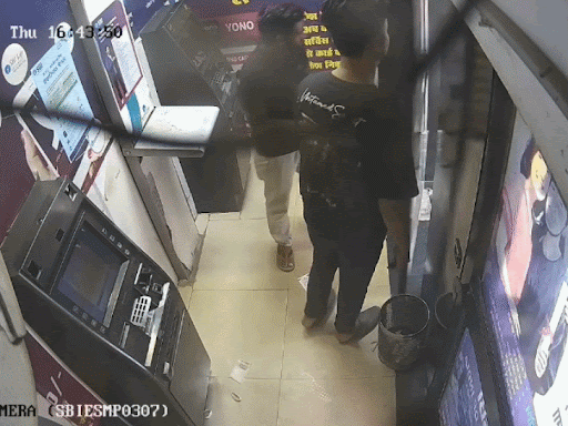 चोरी के बाद आरोपी निकल रहा है।