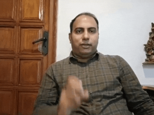 इसके खिलाफ अमित जानी ने दतिया में एफआईआर दर्ज कराई है।