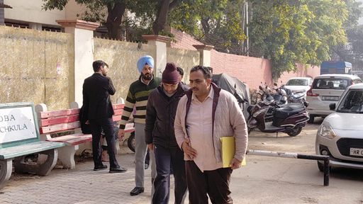 तहसीलदार विक्रम सिंगला को कोर्ट में पेश करने ले जाते हुए एसीबी टीम। फाइल