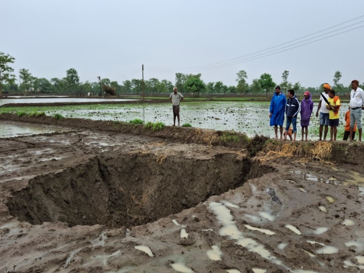 बालोद जिले में पिछले दिनों लगातार हुई बारिश से जमीन धंस गई थी।