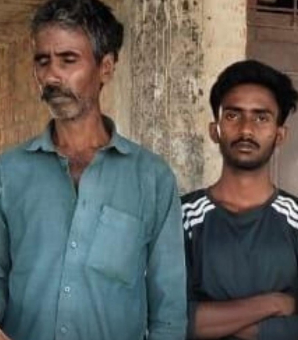 यह तस्वीर कोचिंग संचालक श्याम बाबू की है, वह अपने पिता के साथ खड़ा है।