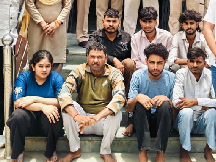 पुलिस की गिरफ्त में मृतका की बेटी, जेठ और अन्य आरोपी।