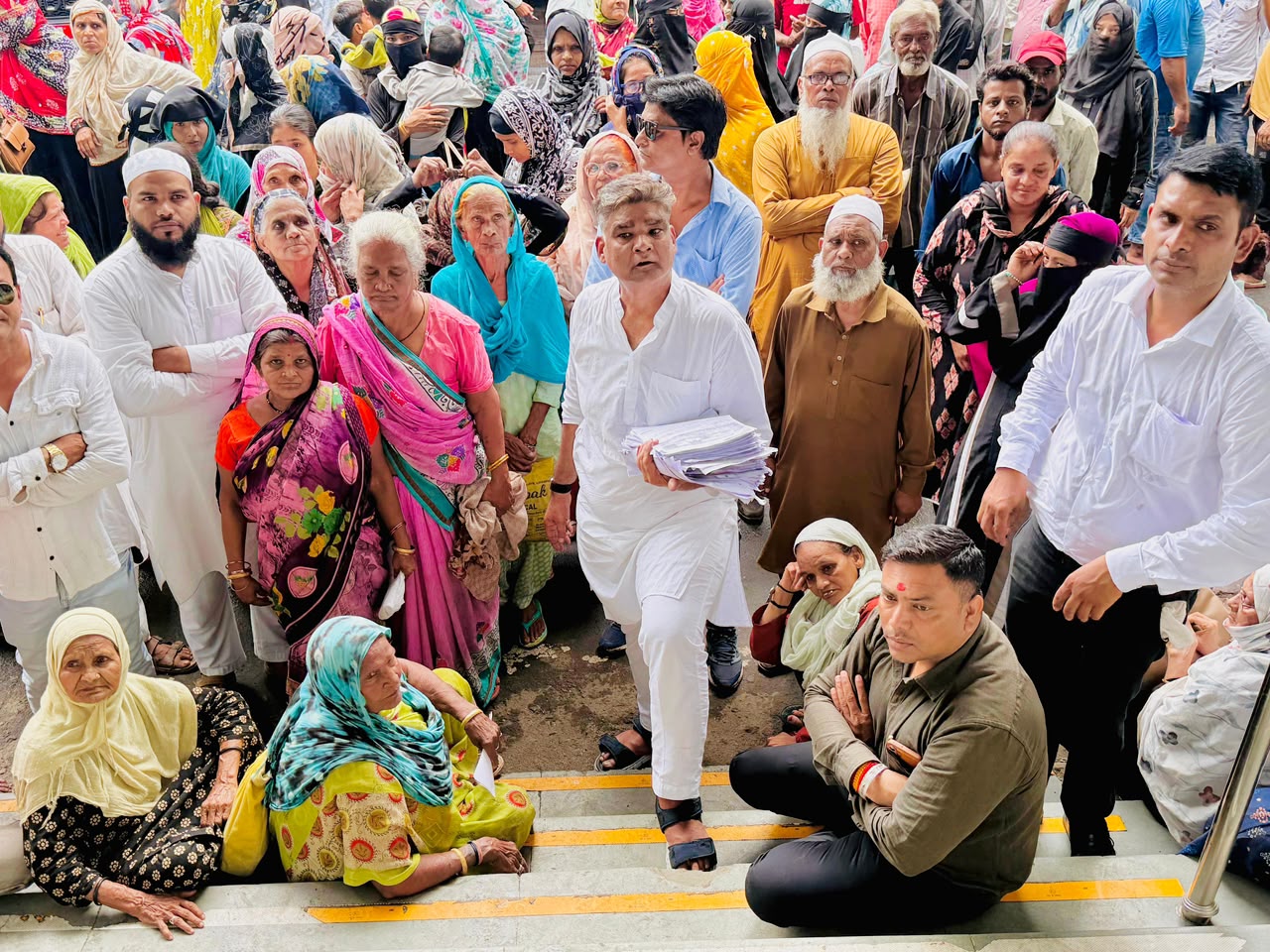 लोग समाहरणालय के गेट पर बैठ कर प्रदर्शन करने लगे.