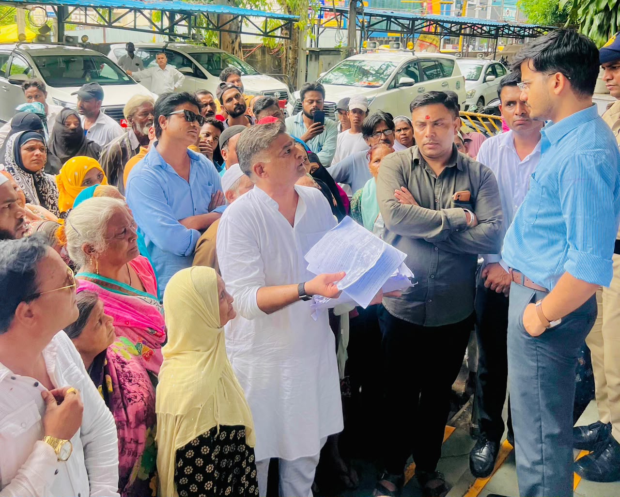 एडीएम सुमित पांडे से शिकायत करते लोग।