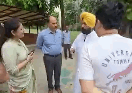 हल्का आत्म नगर के MLA कुलवंत सिंह सिद्धू मैनेजमेंट से बातचीत करते हुए।