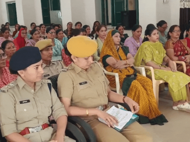 कार्यक्रम में मौजूद महिला पुलिसकर्मी और महिलाएं